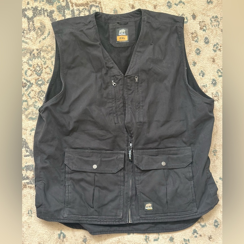 Black Berne utility vest with multiple pockets